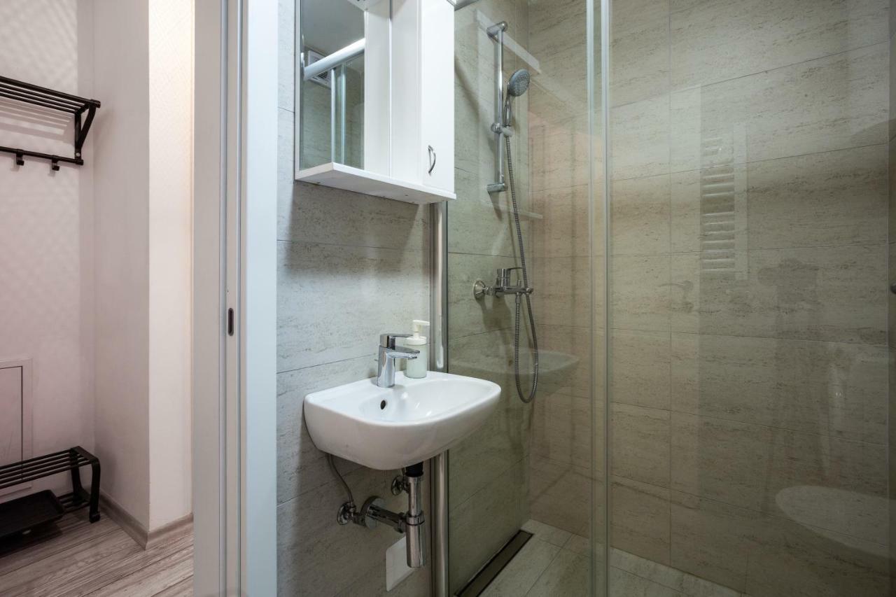 Modern Naive Downtown With Free Private Garage-Fast Wi-Fi Novi Sad Exterior foto